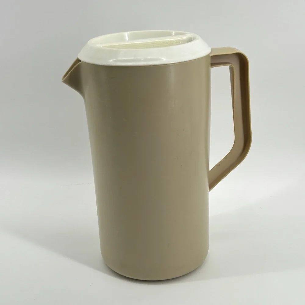 VINTAGE RUBBERMAID 2 1/4 QUART‎ ALMOND PITCHER W/WHITE LID #2445